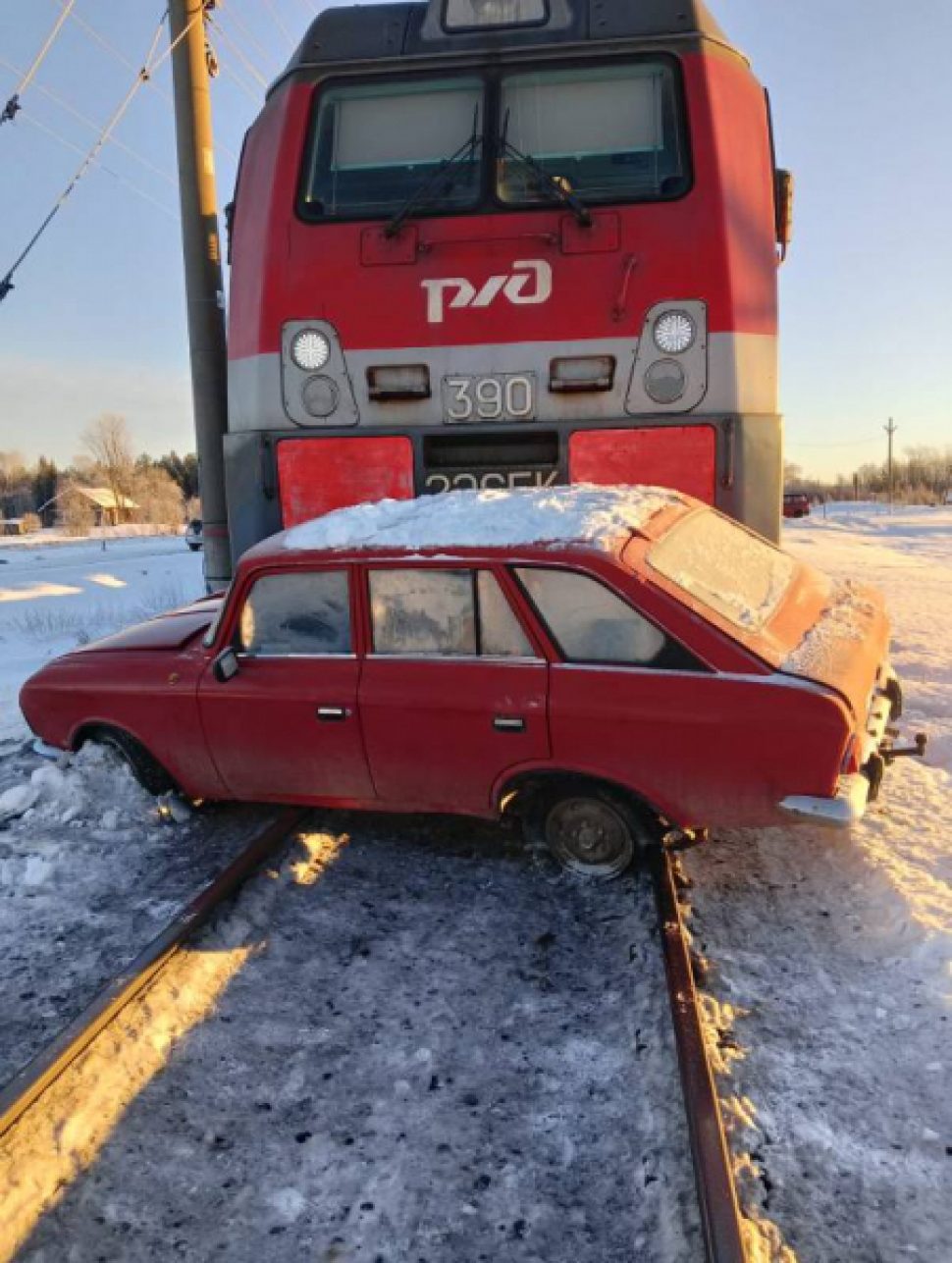 Под Онегой поезд сбил легковушку | 24.01.2023 | Северодвинск - БезФормата